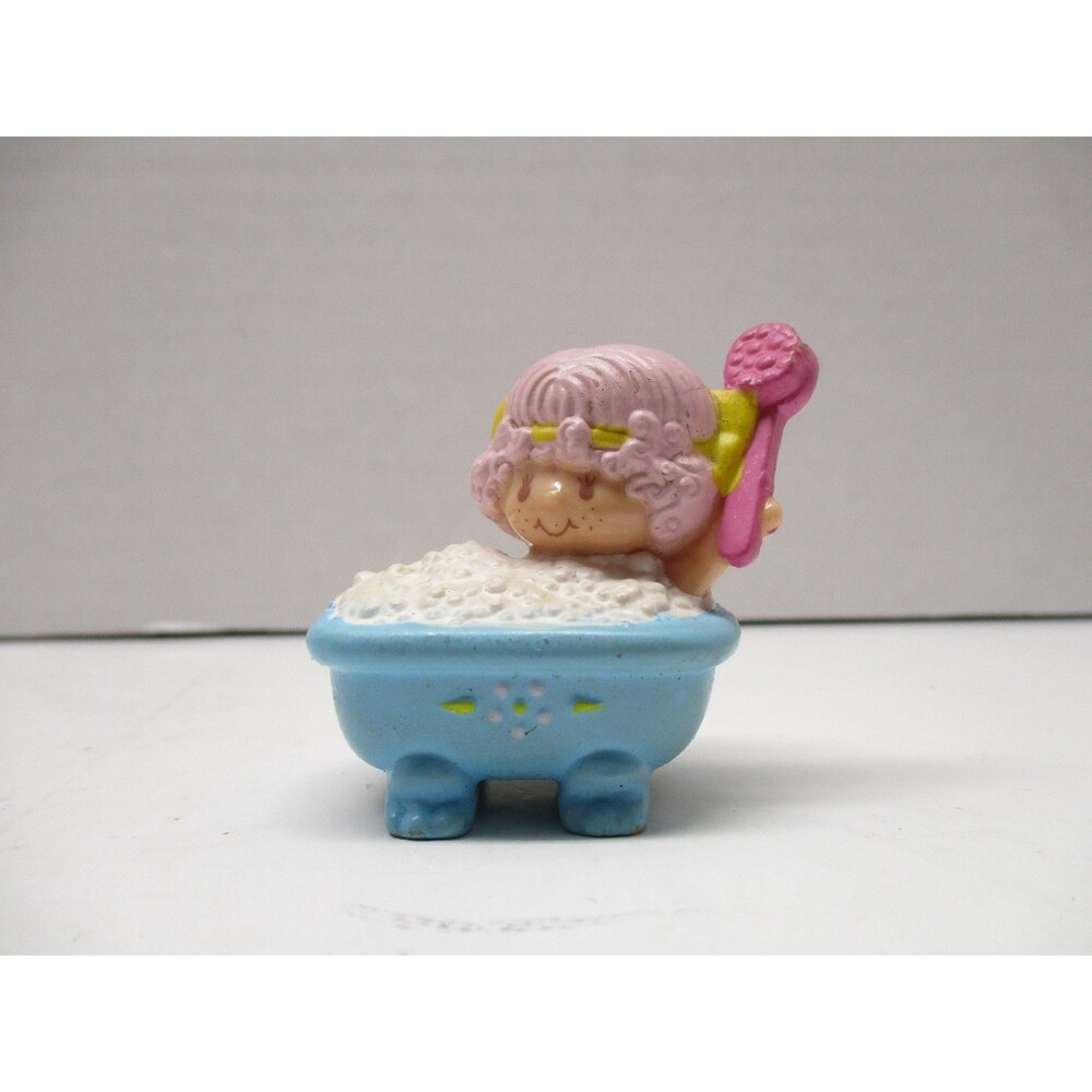 1982 STRAWBERRY SHORTCAKE MINIATURE ANGEL CAKE TAKING A BUBBLE BATH